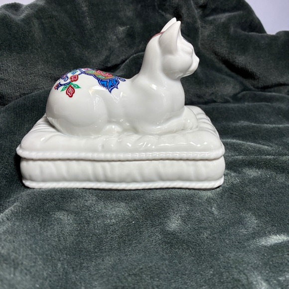Byzantium Trinket Box Elizabeth Arden Cat on Pillow Made in Japan 1980s - Picture 2 of 11